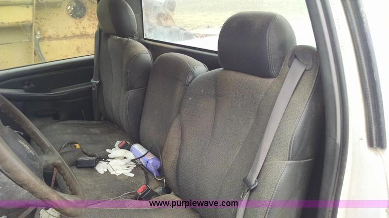 image for item F8433 2001 Chevrolet Silverado 1500 pickup truck