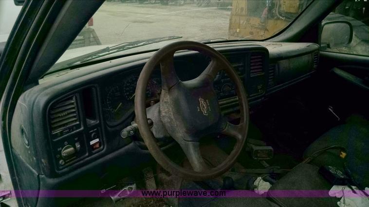 image for item F8433 2001 Chevrolet Silverado 1500 pickup truck