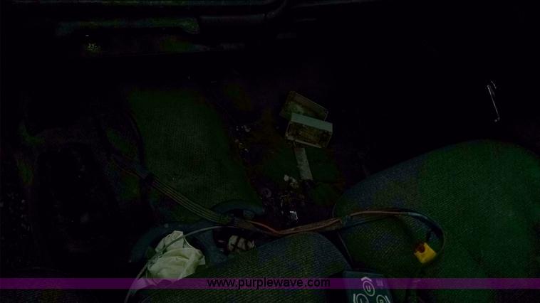 image for item F8433 2001 Chevrolet Silverado 1500 pickup truck