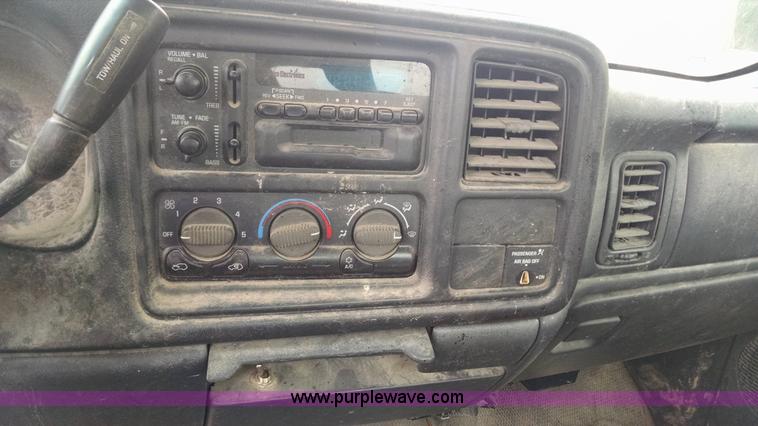 image for item F8433 2001 Chevrolet Silverado 1500 pickup truck