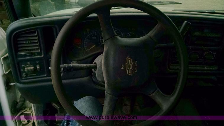 image for item F8433 2001 Chevrolet Silverado 1500 pickup truck