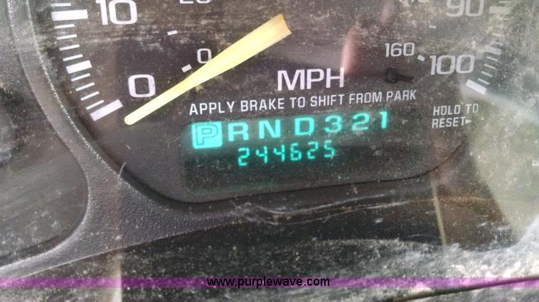 image for item F8433 2001 Chevrolet Silverado 1500 pickup truck