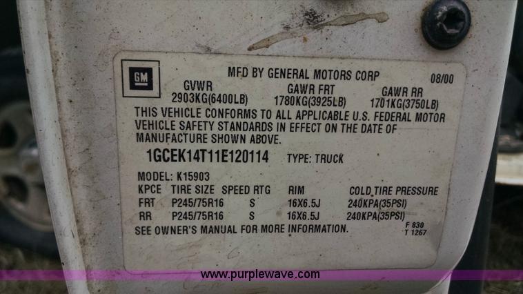 image for item F8433 2001 Chevrolet Silverado 1500 pickup truck