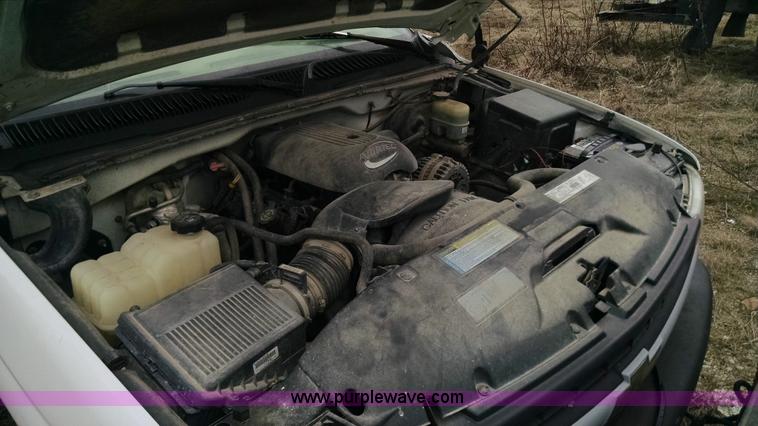 image for item F8433 2001 Chevrolet Silverado 1500 pickup truck