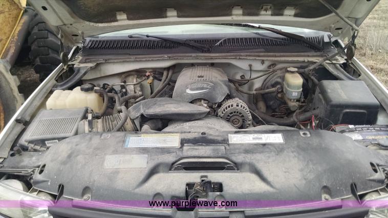 image for item F8433 2001 Chevrolet Silverado 1500 pickup truck