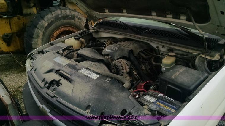 image for item F8433 2001 Chevrolet Silverado 1500 pickup truck