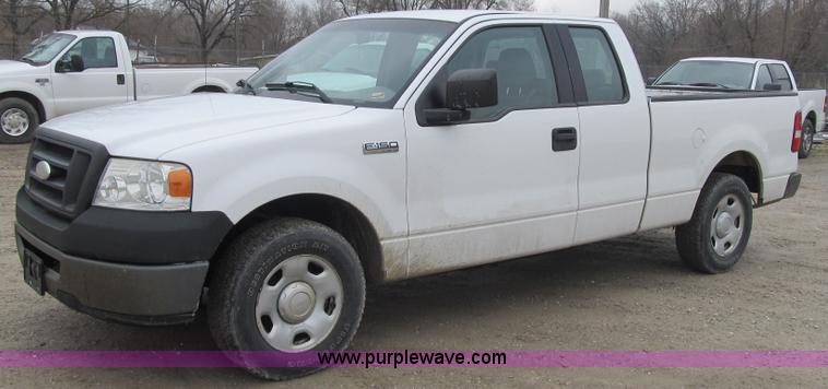 image for item F8996 2006 Ford F150 XL SuperCab pickup truck