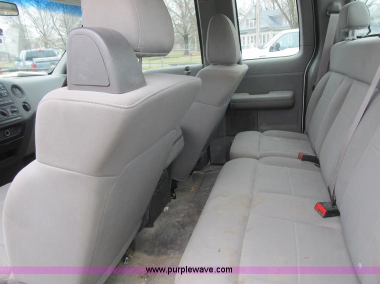 image for item F8996 2006 Ford F150 XL SuperCab pickup truck