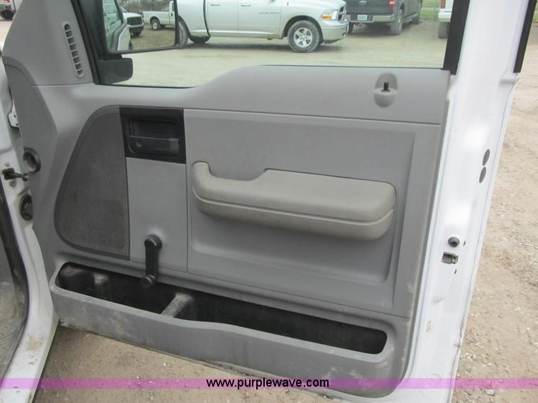 image for item F8996 2006 Ford F150 XL SuperCab pickup truck