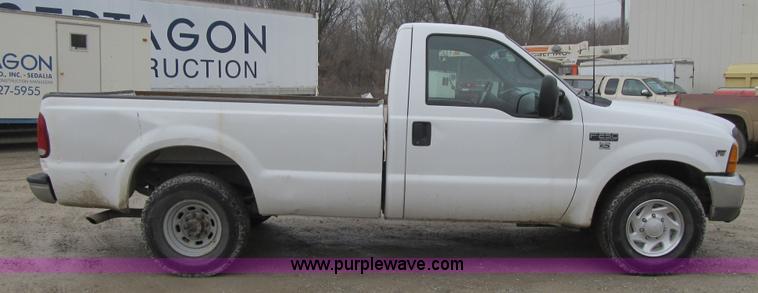 image for item F8998 2000 Ford F250 Super Duty XL pickup truck