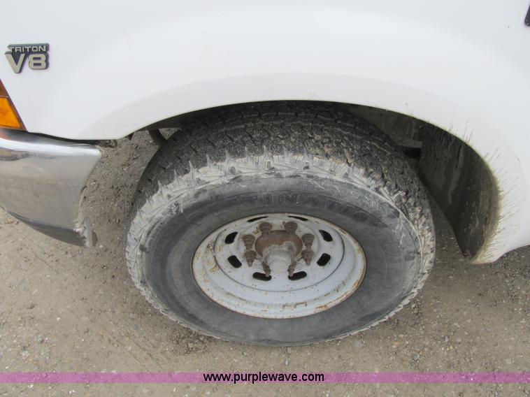 image for item F8998 2000 Ford F250 Super Duty XL pickup truck