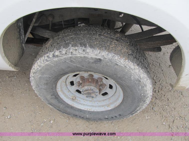 image for item F8998 2000 Ford F250 Super Duty XL pickup truck