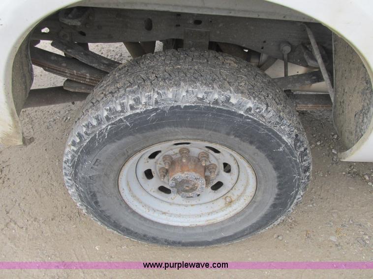 image for item F8998 2000 Ford F250 Super Duty XL pickup truck