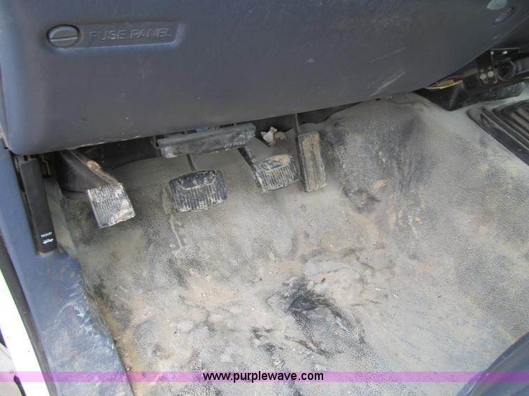 image for item F8998 2000 Ford F250 Super Duty XL pickup truck