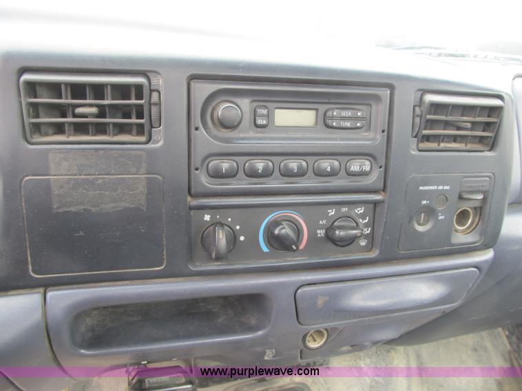 image for item F8998 2000 Ford F250 Super Duty XL pickup truck