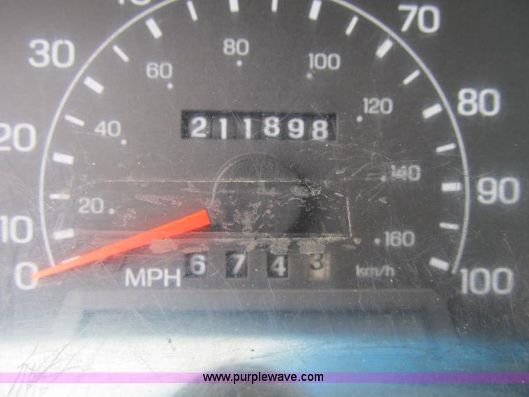 image for item F8998 2000 Ford F250 Super Duty XL pickup truck