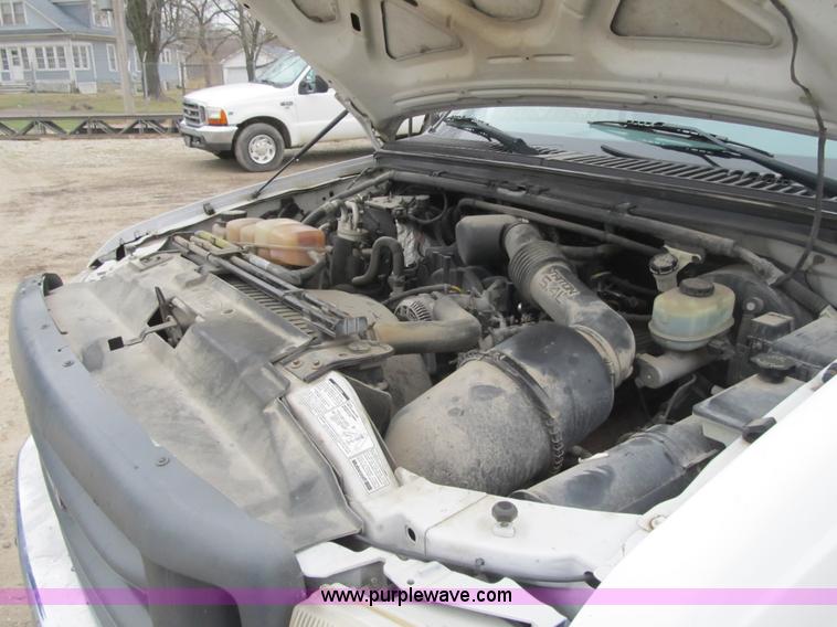 image for item F8998 2000 Ford F250 Super Duty XL pickup truck