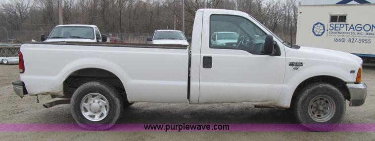 image for item F8999 1999 Ford F250 Super Duty XL pickup truck