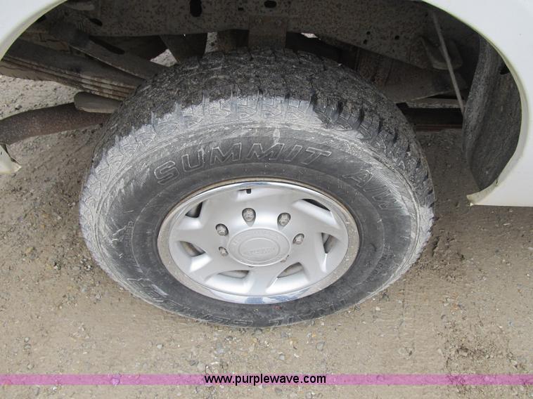 image for item F8999 1999 Ford F250 Super Duty XL pickup truck