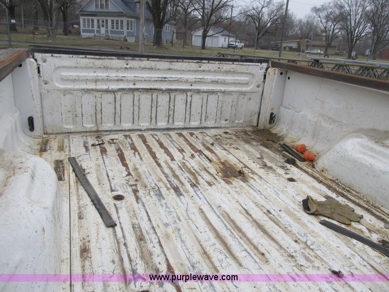 image for item F8999 1999 Ford F250 Super Duty XL pickup truck