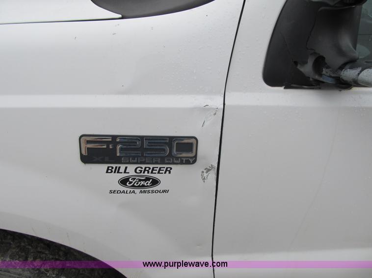 image for item F8999 1999 Ford F250 Super Duty XL pickup truck