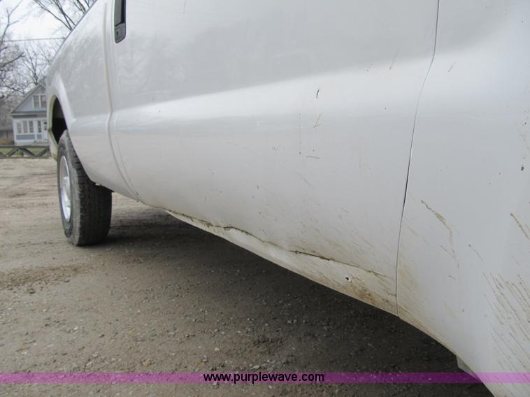 image for item F8999 1999 Ford F250 Super Duty XL pickup truck