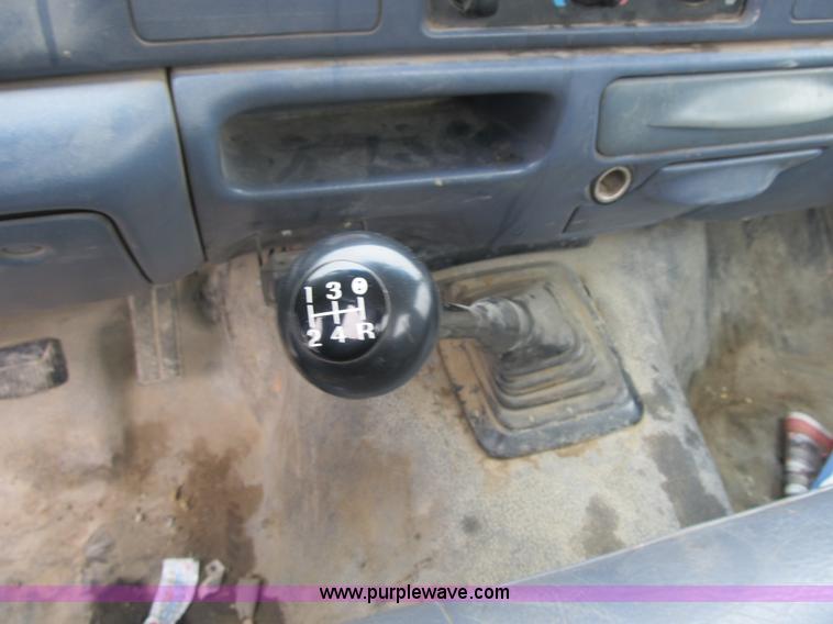 image for item F8999 1999 Ford F250 Super Duty XL pickup truck