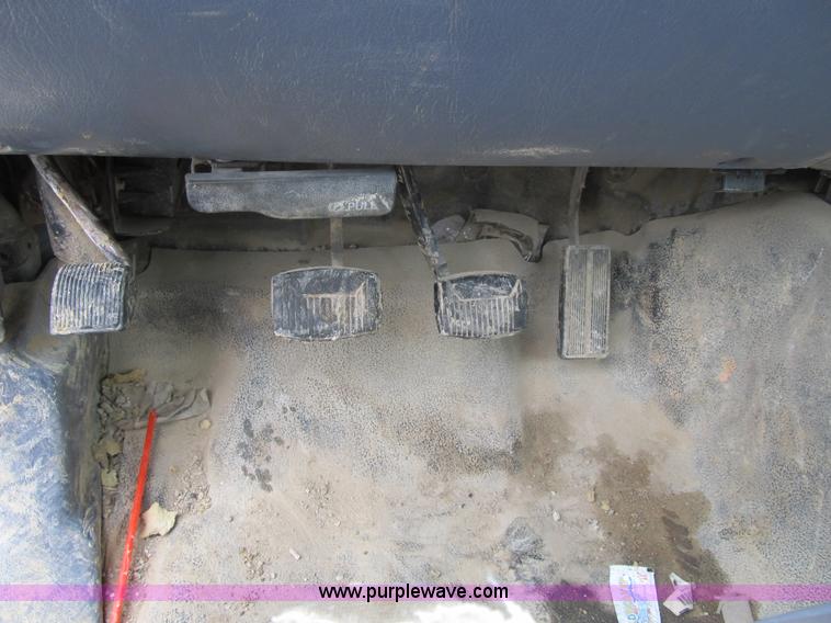 image for item F8999 1999 Ford F250 Super Duty XL pickup truck