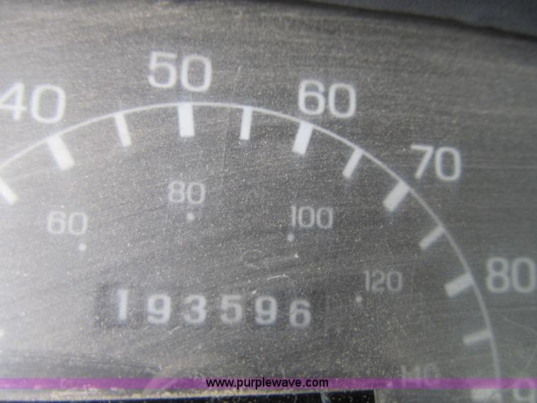 image for item F8999 1999 Ford F250 Super Duty XL pickup truck