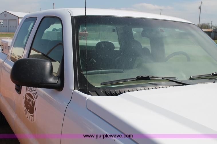 image for item H1562 2003 Chevrolet Silverado 1500 Ext.Cab pickup truck