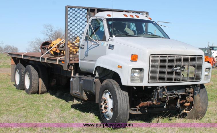 image for item H1566 2001 Chevrolet C8500 truck cab and chassis