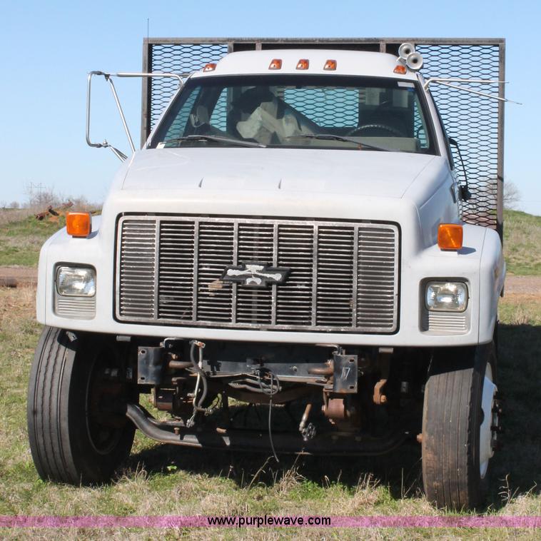 image for item H1566 2001 Chevrolet C8500 truck cab and chassis