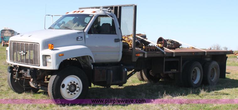 image for item H1566 2001 Chevrolet C8500 truck cab and chassis
