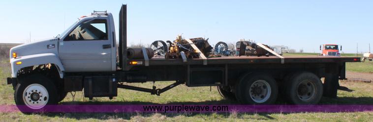 image for item H1566 2001 Chevrolet C8500 truck cab and chassis