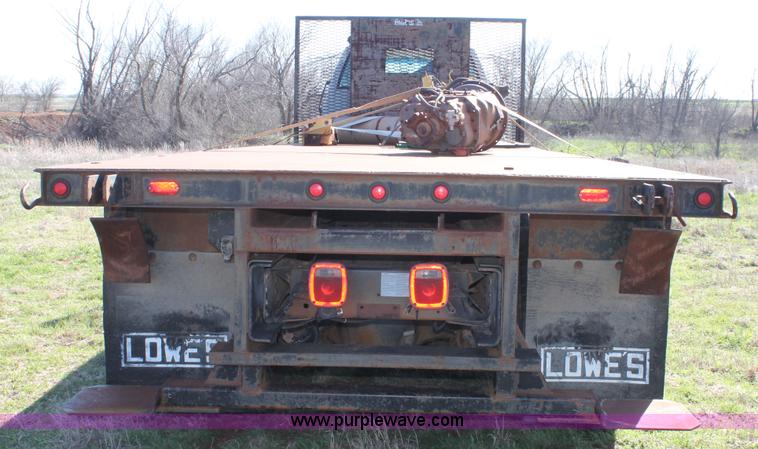 image for item H1566 2001 Chevrolet C8500 truck cab and chassis
