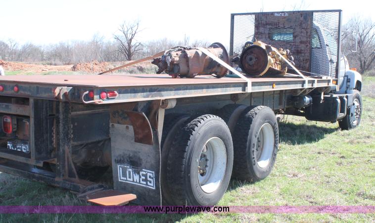 image for item H1566 2001 Chevrolet C8500 truck cab and chassis