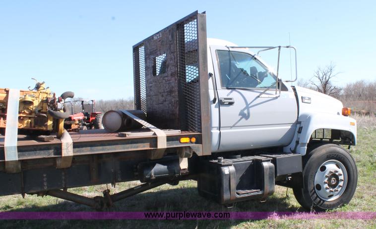 image for item H1566 2001 Chevrolet C8500 truck cab and chassis