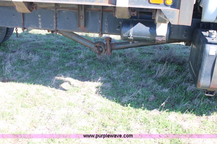 image for item H1566 2001 Chevrolet C8500 truck cab and chassis