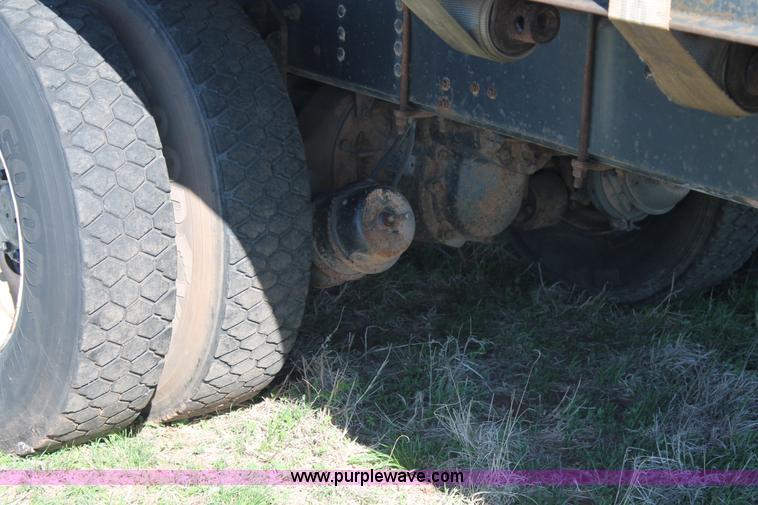 image for item H1566 2001 Chevrolet C8500 truck cab and chassis