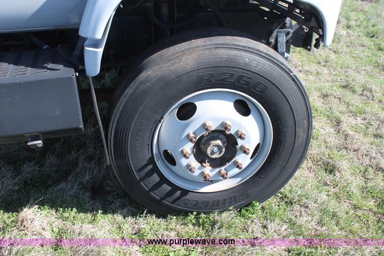 image for item H1566 2001 Chevrolet C8500 truck cab and chassis