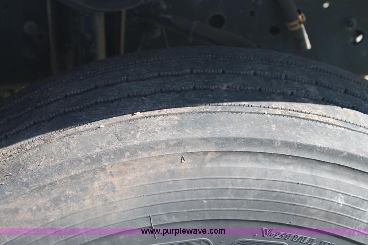 image for item H1566 2001 Chevrolet C8500 truck cab and chassis