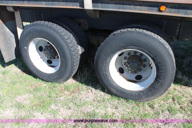 image for item H1566 2001 Chevrolet C8500 truck cab and chassis