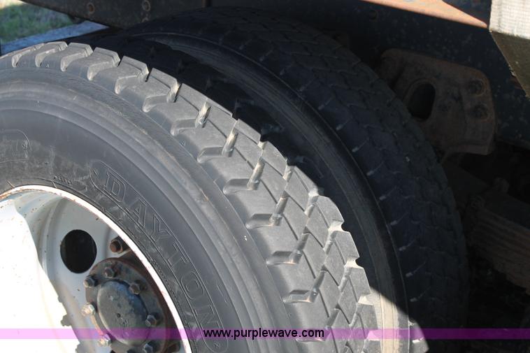 image for item H1566 2001 Chevrolet C8500 truck cab and chassis