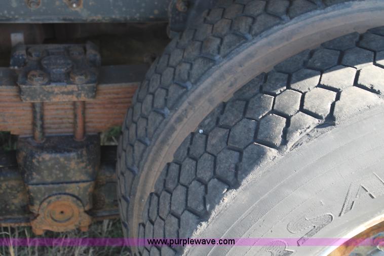 image for item H1566 2001 Chevrolet C8500 truck cab and chassis