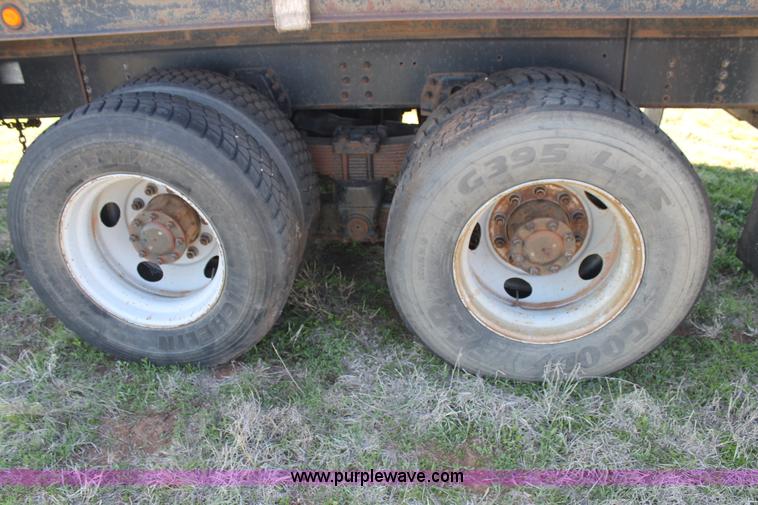 image for item H1566 2001 Chevrolet C8500 truck cab and chassis