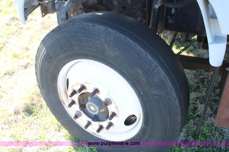 image for item H1566 2001 Chevrolet C8500 truck cab and chassis