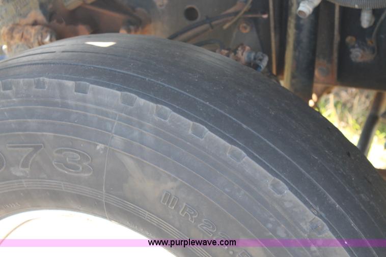 image for item H1566 2001 Chevrolet C8500 truck cab and chassis