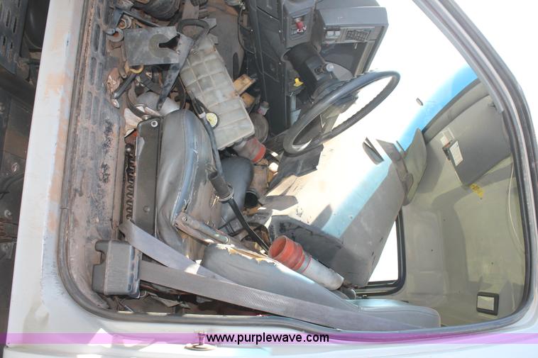 image for item H1566 2001 Chevrolet C8500 truck cab and chassis