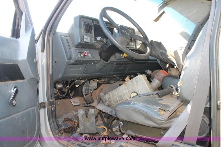 image for item H1566 2001 Chevrolet C8500 truck cab and chassis