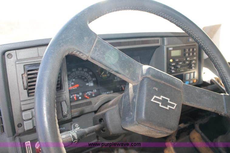 image for item H1566 2001 Chevrolet C8500 truck cab and chassis